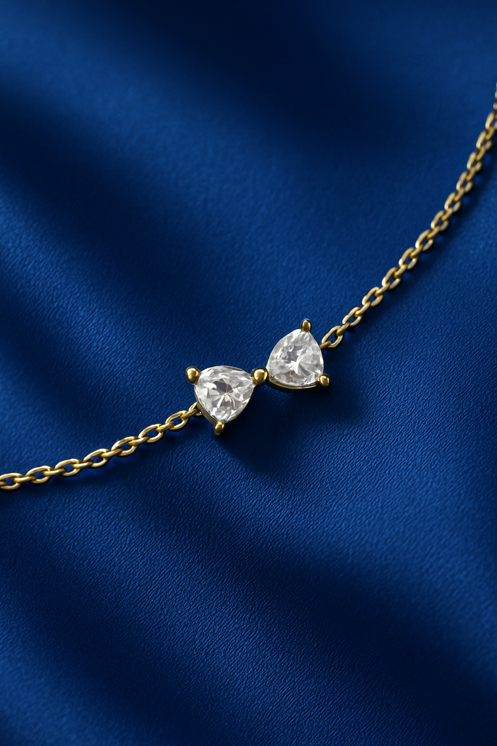 Nœud Élégant – Pulseira Dourada com Laço de Zircôn