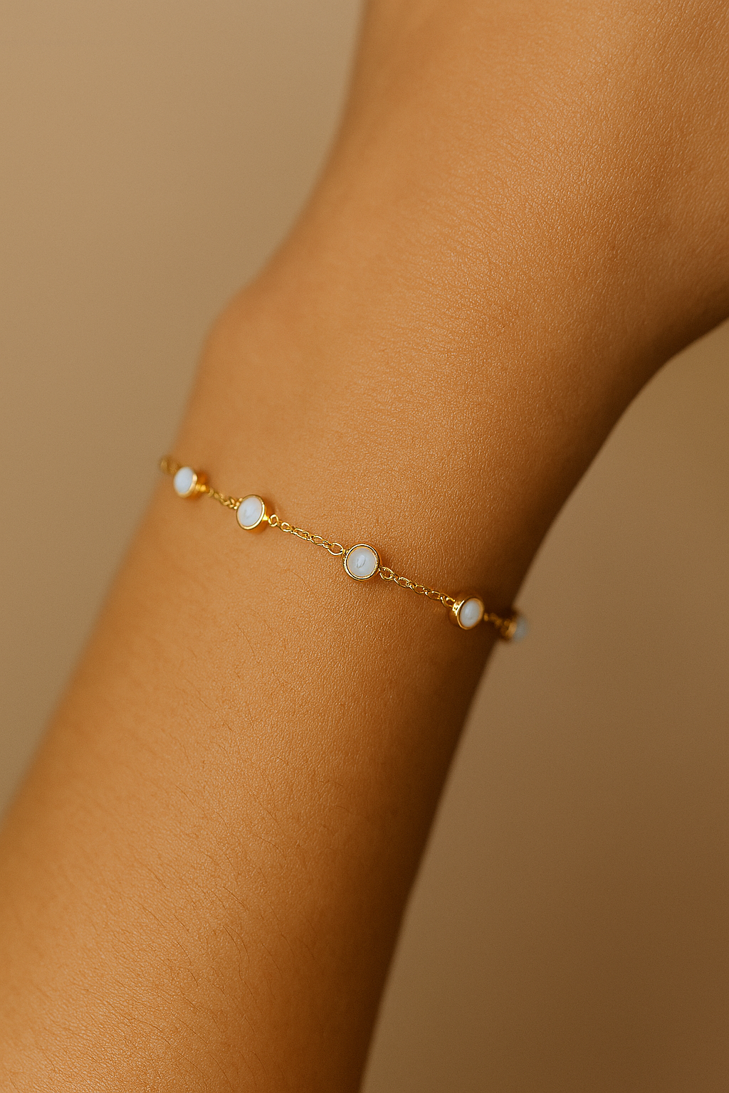 Lumière Opale – Pulseira Dourada com Pedra Opalina
