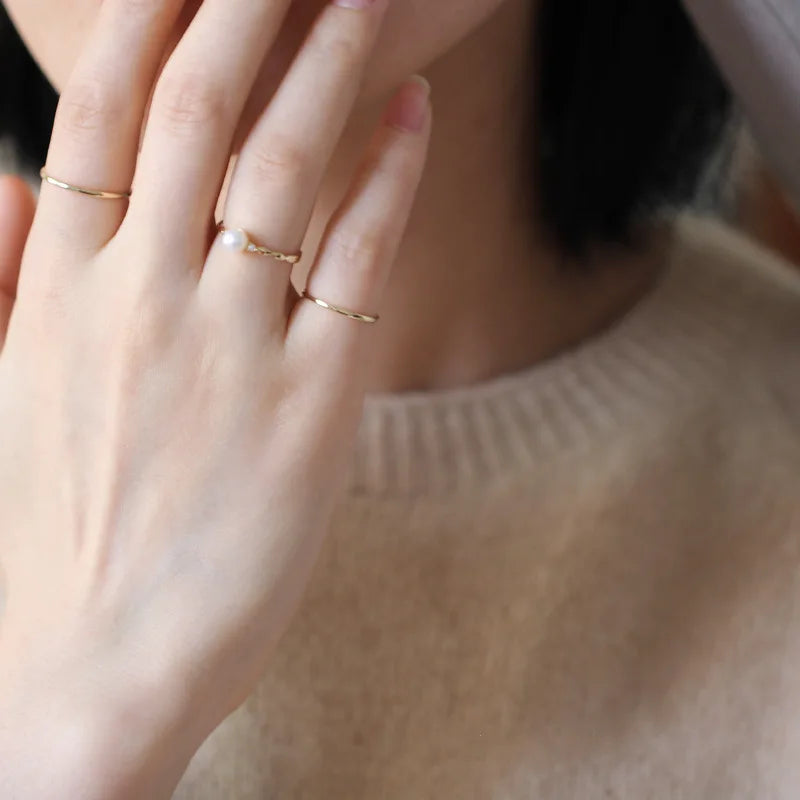 Modelo usando anel dourado fino minimalista, Loja Simplicité