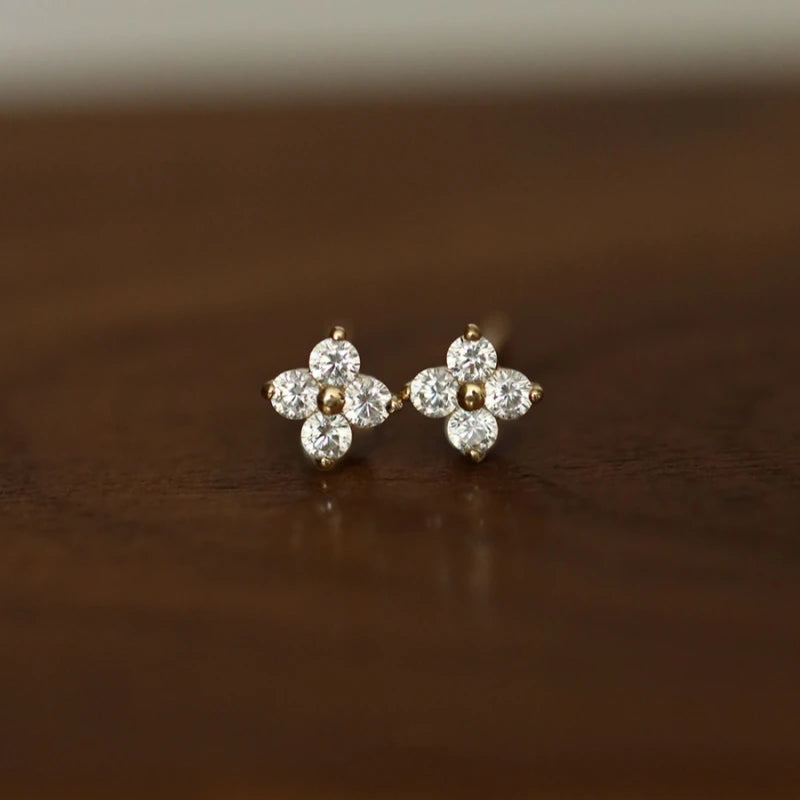 Brinco Ponto Flor Zircônia Incrustada Prata 925 – Fleur Délicate Simplicité