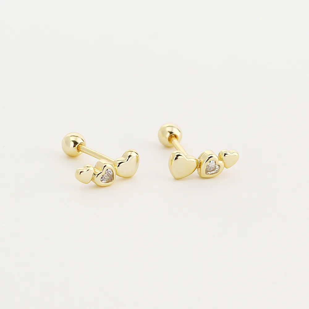 Detalhe do fecho de rosca do brinco dourado três corações zircônia, Loja Simplicité