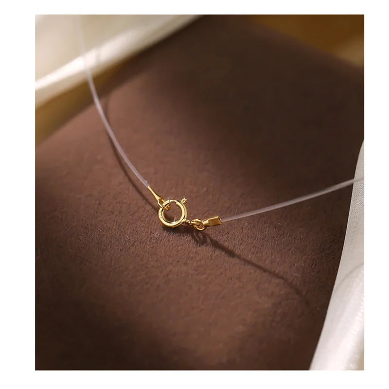 Fecho dourado do colar de pérola em fio invisível – Loja Simplicité