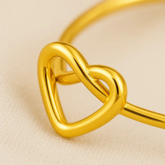 Detalhe macro anel coração vazado acabamento polido ouro 18k