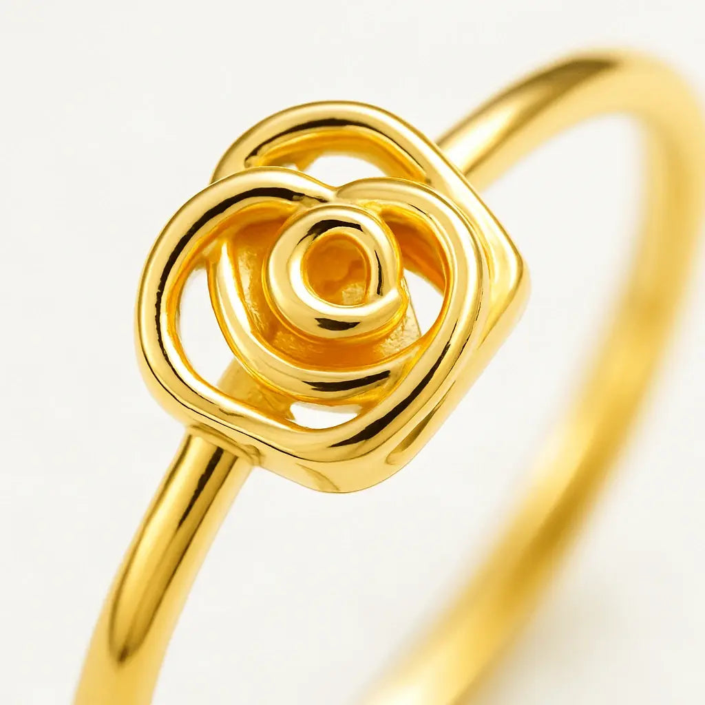 Detalhe macro anel formato de rosa acabamento polido ouro 18k