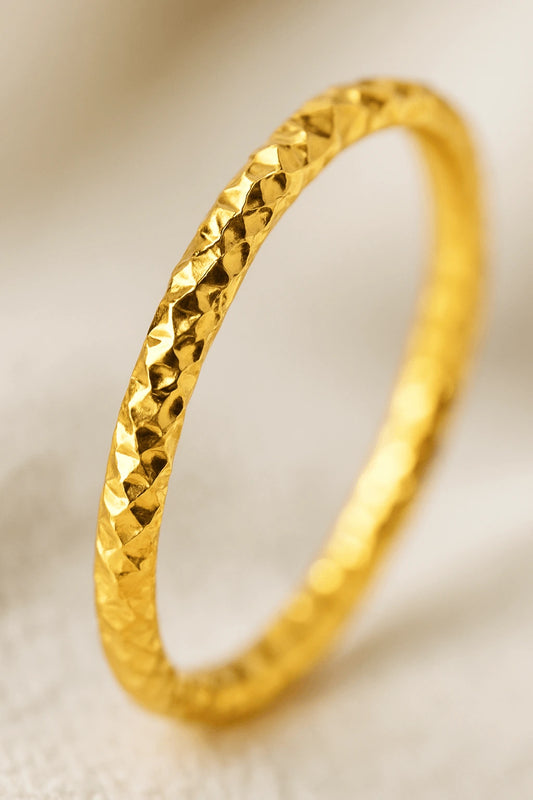 Detalhe macro anel texturizado facetado acabamento polido ouro 18k
