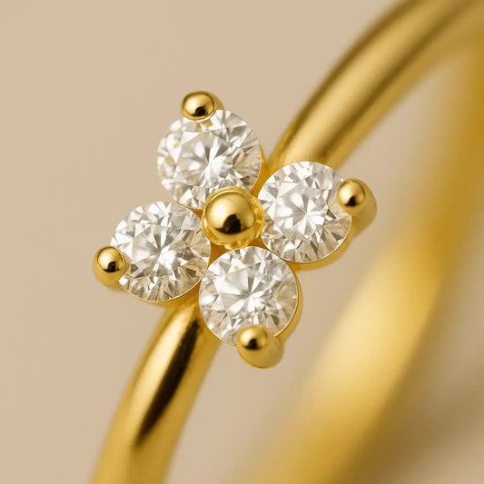 Detalhe macro anel trevo cravejado com zircônia acabamento polido ouro 18k