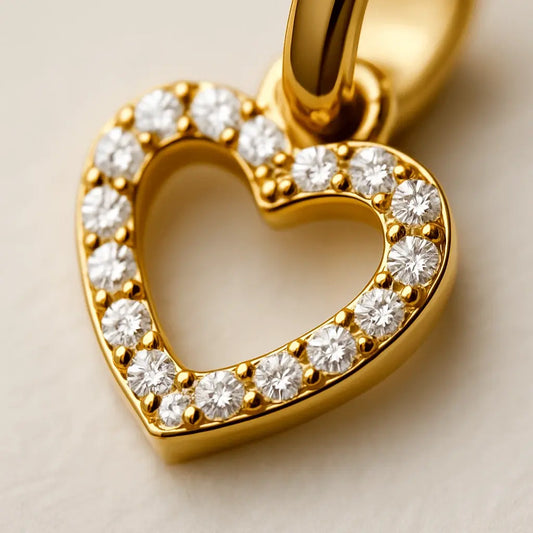 Detalhe macro brinco argola coração aberto acabamento polido ouro 18k