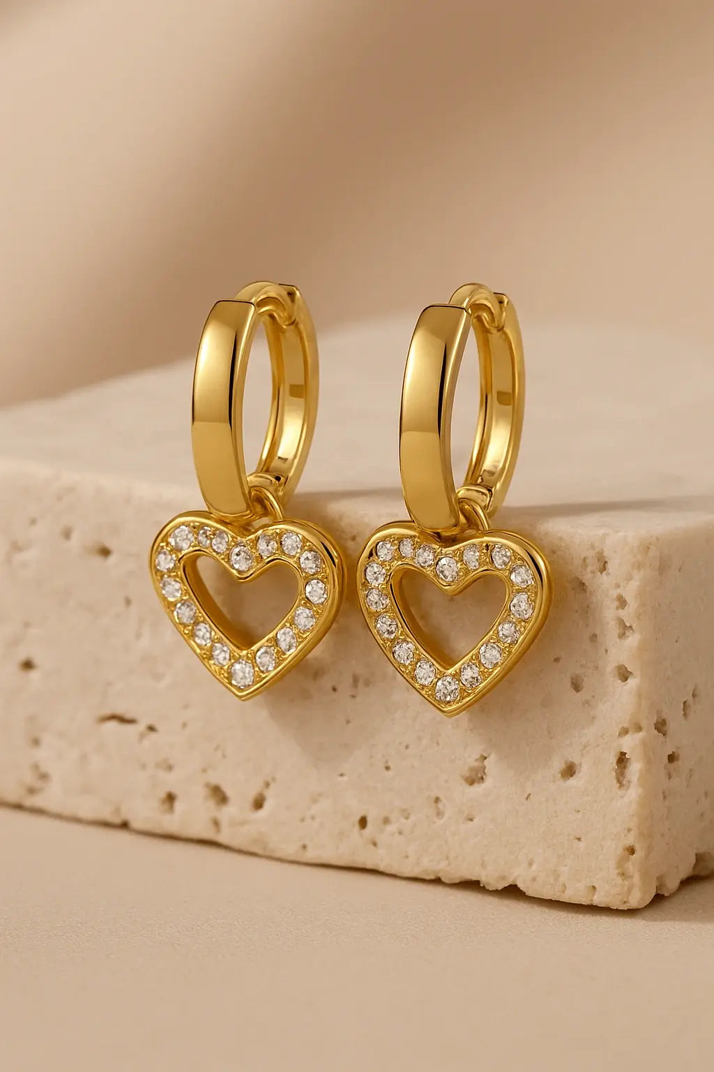 Brinco minimalista argola coração dourado sobre pedra natural clara