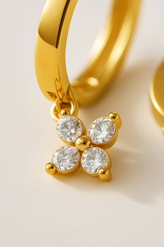 Detalhe macro brinco argola florzinha cravejada zircônia acabamento polido ouro 18k