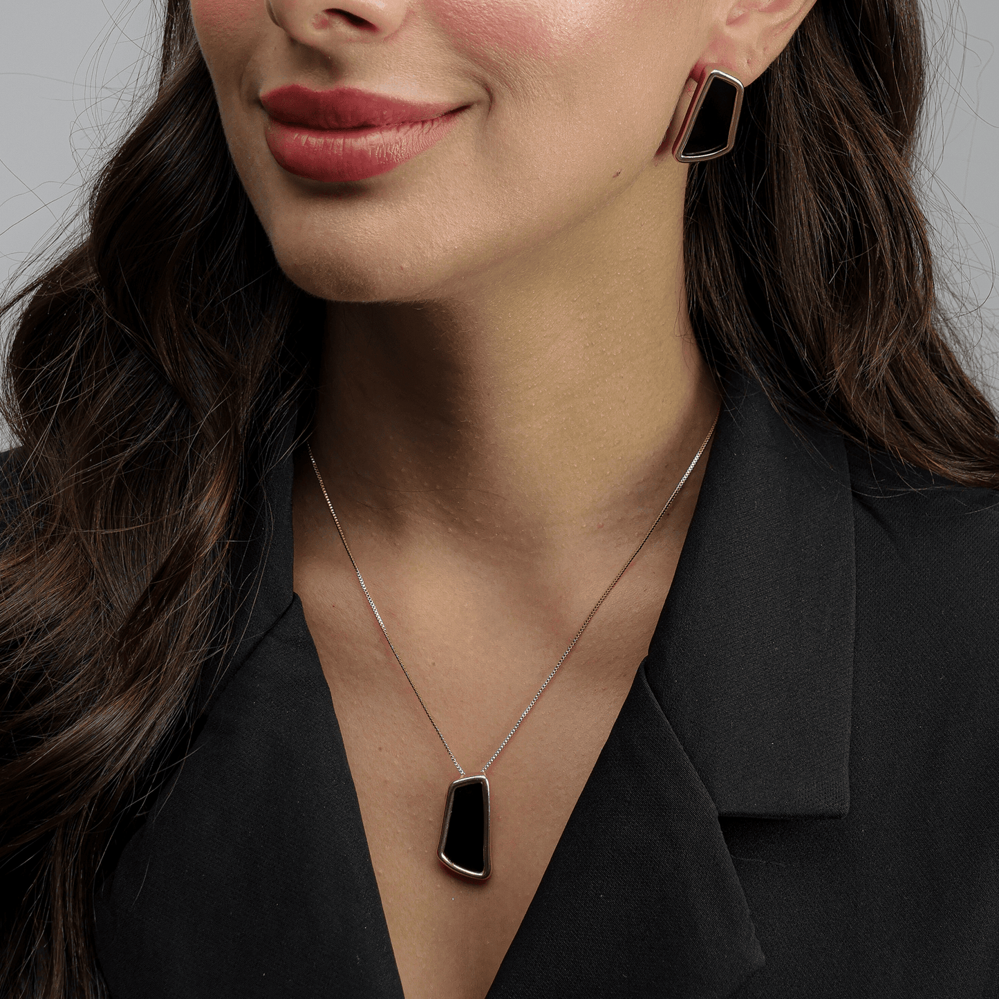Conjunto dourado escultural com pedra preta Noir Sculpté Simplicité em detalhe