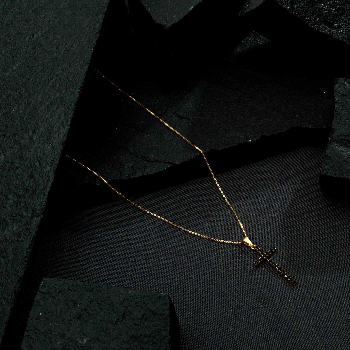 Colar Dourado de Cruz Cravejado de Pedra Natural Negra – Croix de Jais Simplicité