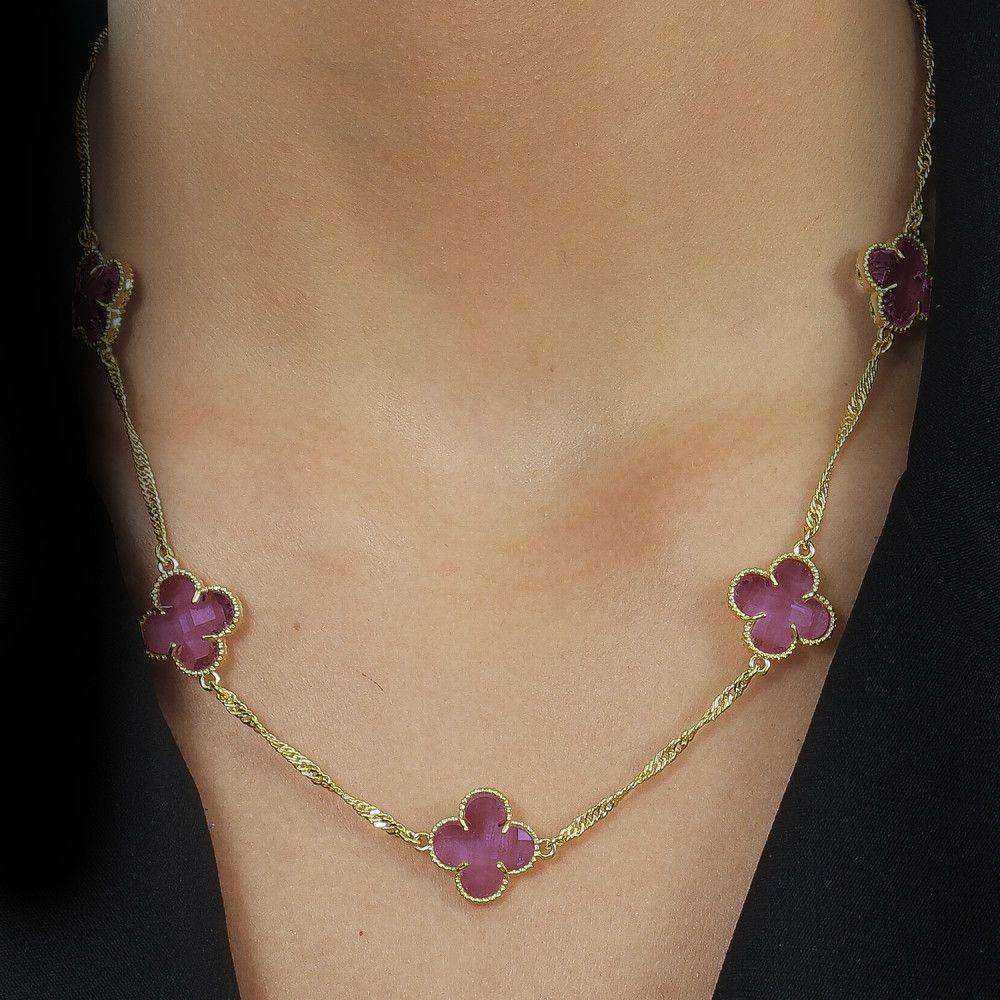 Colar dourado Cinq Trèfles Rose Simplicité em detalhe