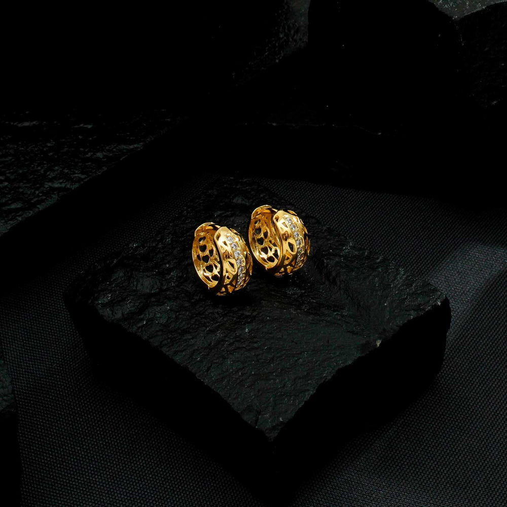 Brinco Dourado de Argolinha Vazado com Pedras de Zircônia – Dentelle Dorée Simplicité