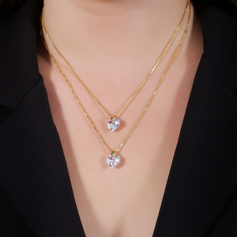 Colar dourado Double Cœur de Cristal Simplicité em detalhe