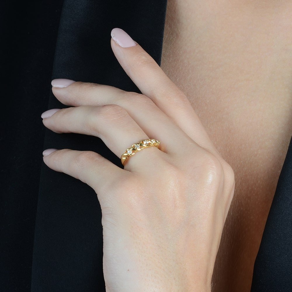 Anel dourado Bague Demi-Alliance Simplicité em detalhe