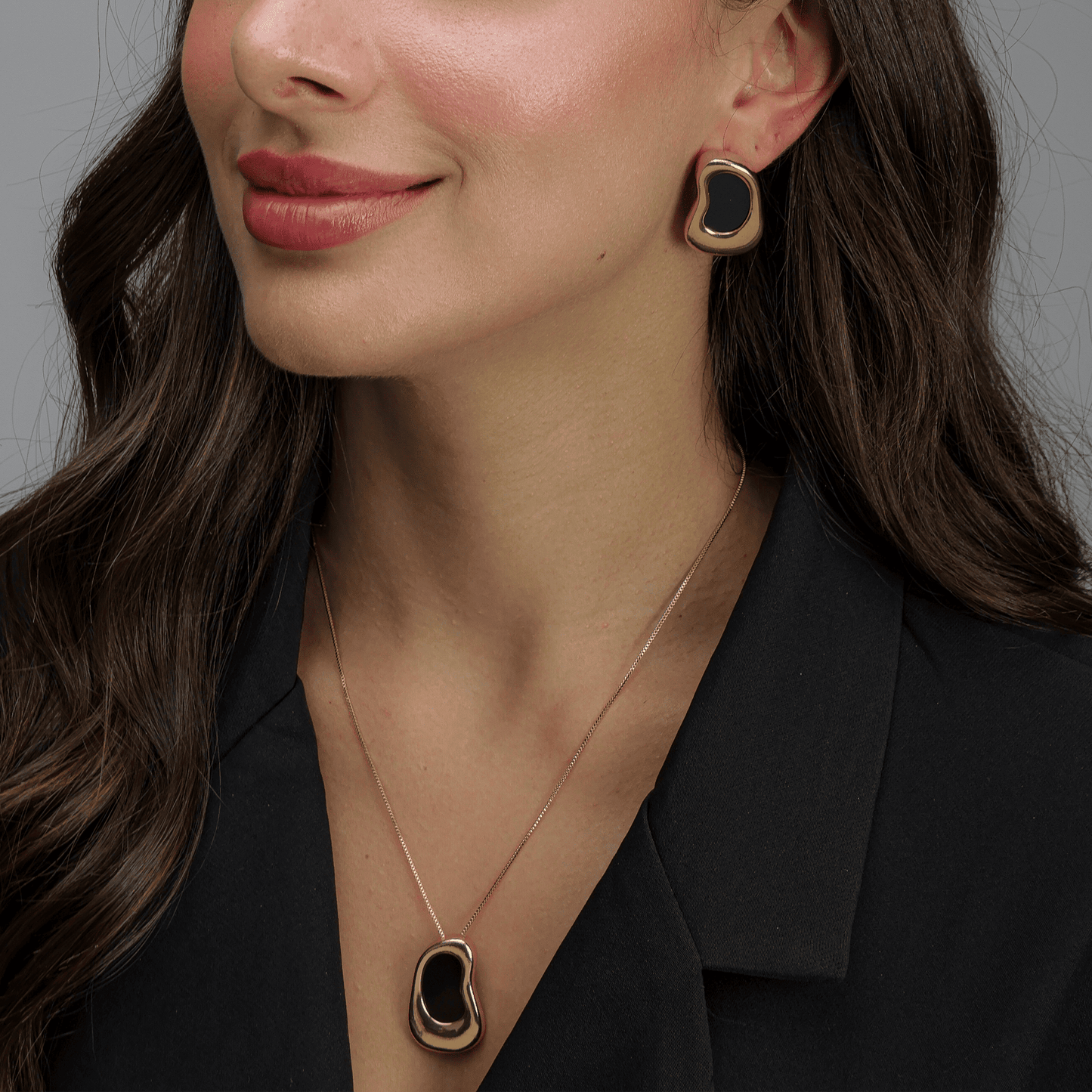 Conjunto dourado com pedra preta Noir Élégant Simplicité em detalhe