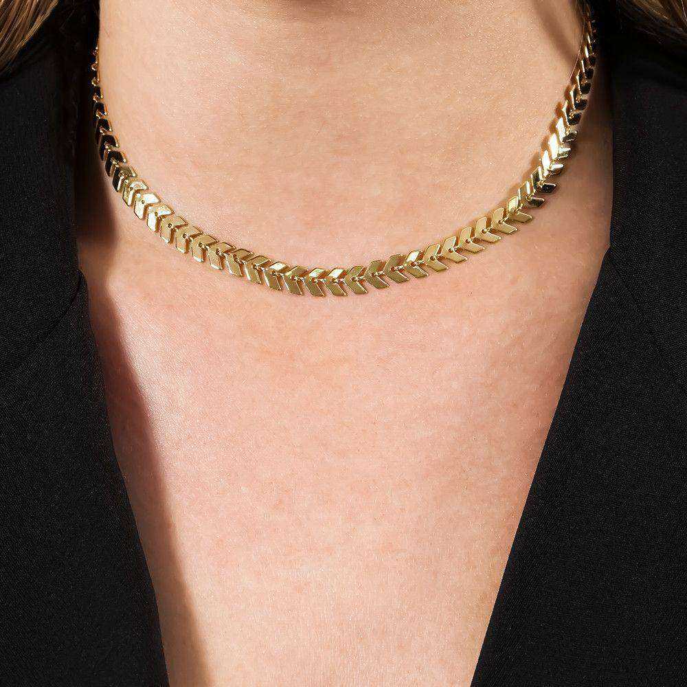 Colar choker dourado Flèche Simplicité em detalhe
