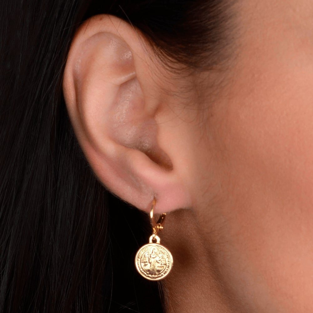 Brinco dourado religioso Petite Médaille Simplicité em detalhe