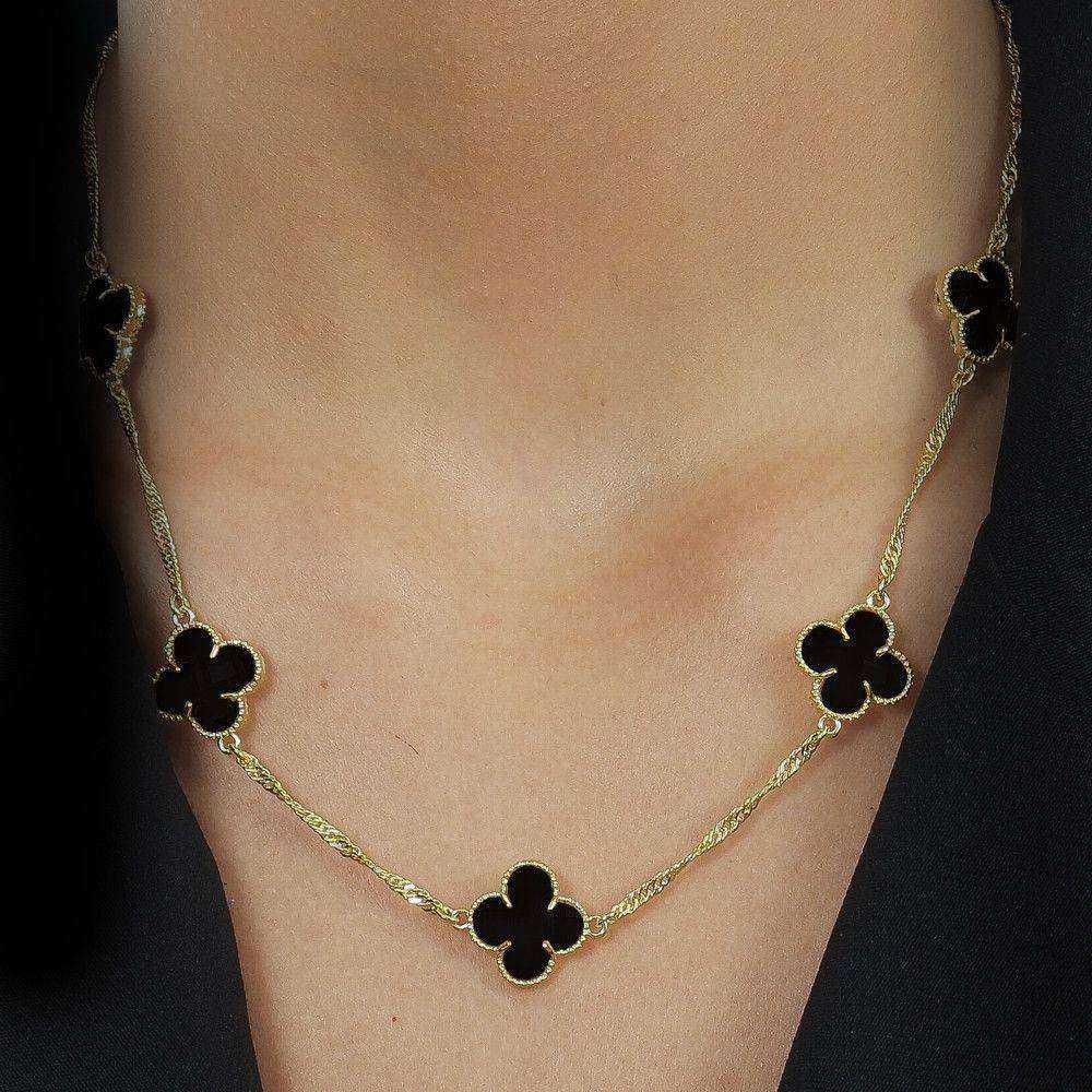 Colar dourado Cinq Trèfles Onyx Simplicité em detalhe