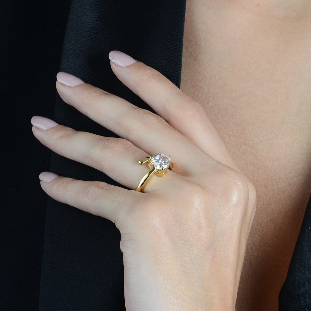 Anel dourado Bague Solitaire Cœur Précieux Simplicité em detalhe
