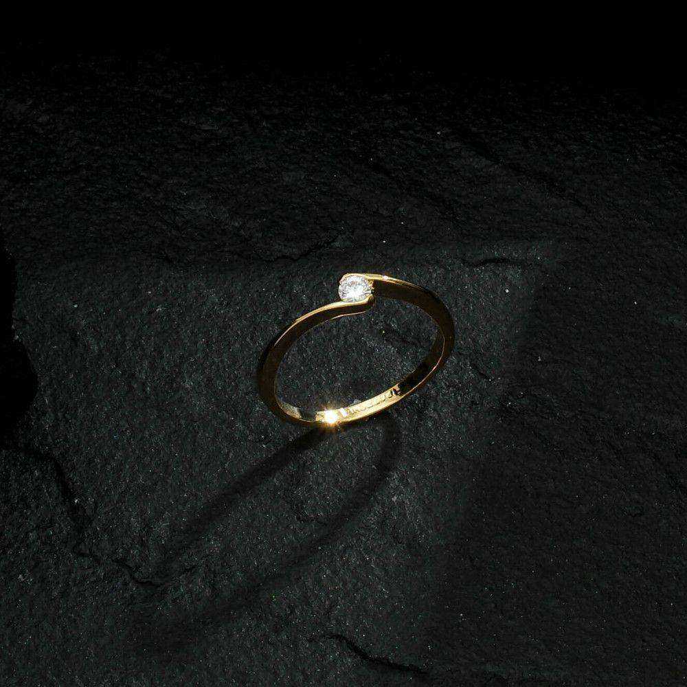 Anel Dourado Solitário Ponto de Luz Zircônia – Bague Solitaire Éclat Simplicité