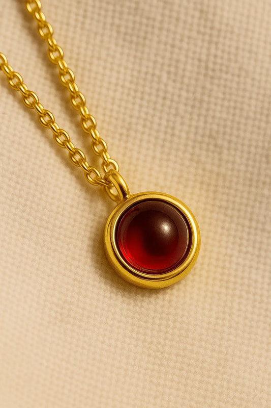 Detalhe macro pingente pedra vermelha granada acabamento polido ouro 18k