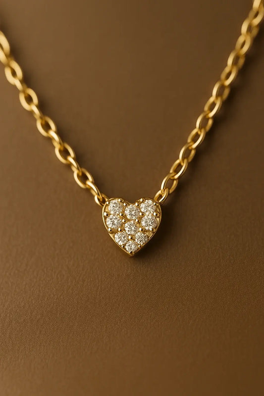 Detalhe macro pingente formato coração pequeno acabamento polido ouro 18k