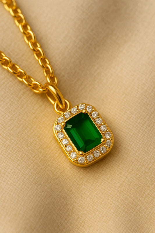 Detalhe macro pingente pedra verde esmeralda corte geométrico ouro 18k