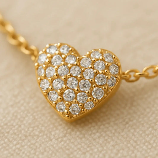 Detalhe macro pulseira coração pedras brilhantes acabamento polido ouro 18k