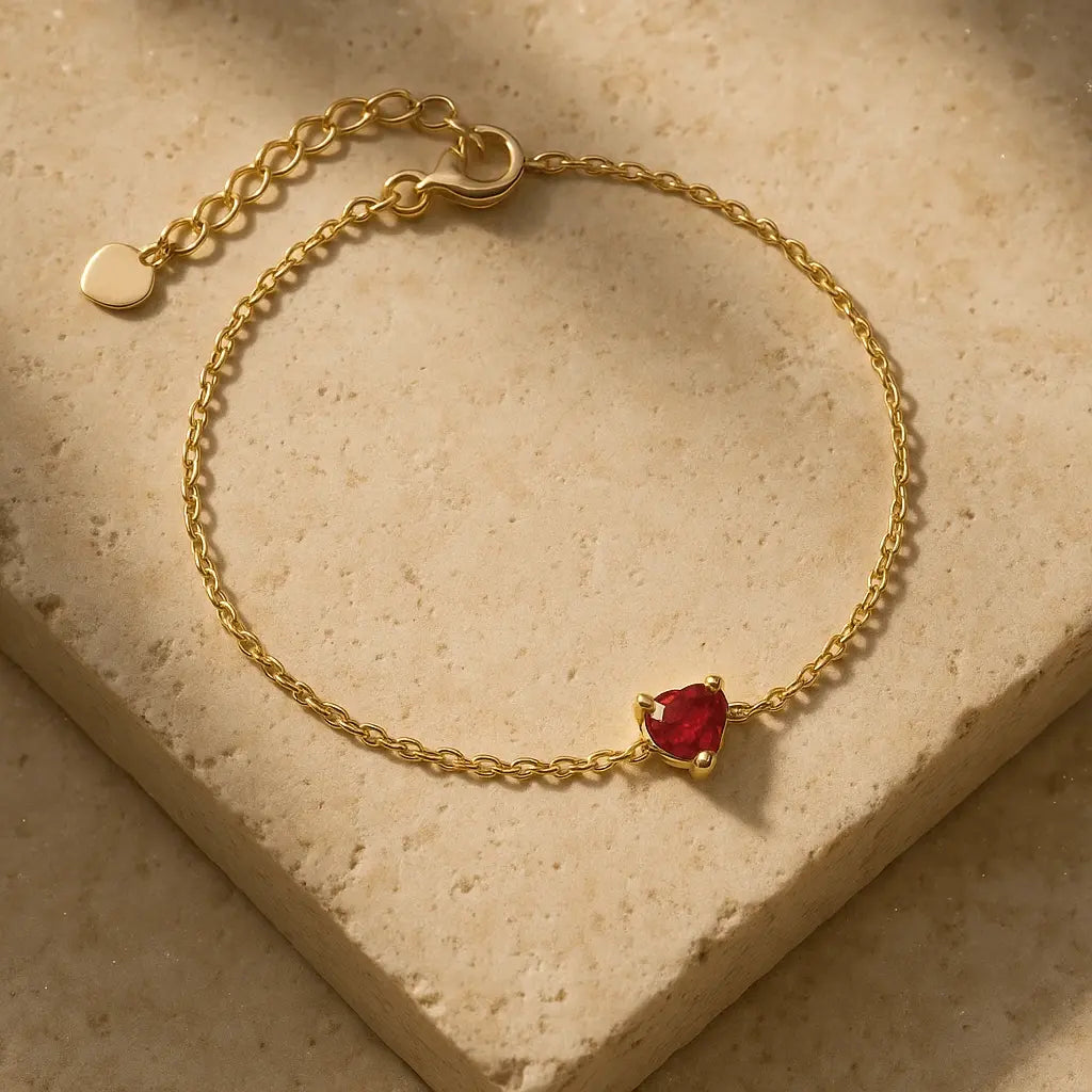 Pulseira minimalista coração afeto dourado sobre pedra natural clara