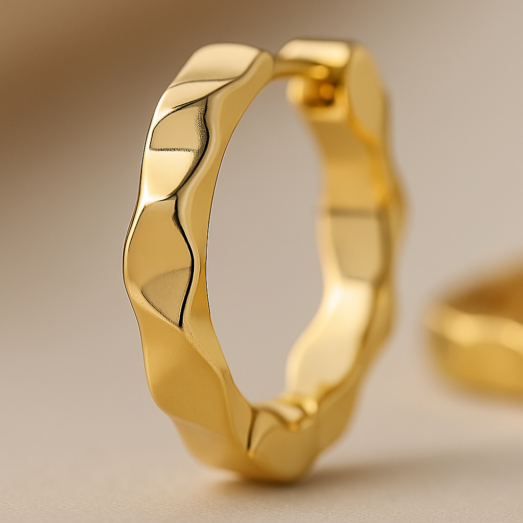 Ondée – Brinco de Argola com Curvas Orgânicas Dourado