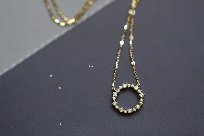 Colar dourado círculo cravejado de zircônia em close, Loja Simplicité