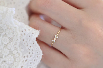 Anel Dourado Laço Zircônia – Nœud Brillant Simplicité