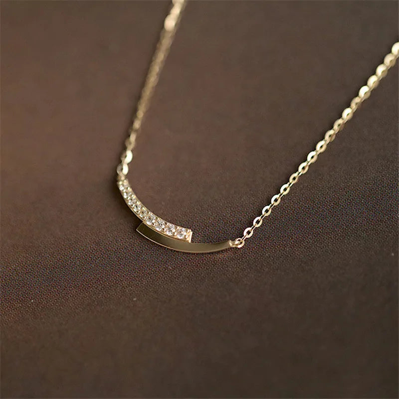 Colar dourado pingente pavê de zircônia no colo, Loja Simplicité