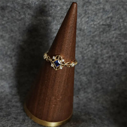 Anel dourado zircônia azul vazado no dedo — Simplicité