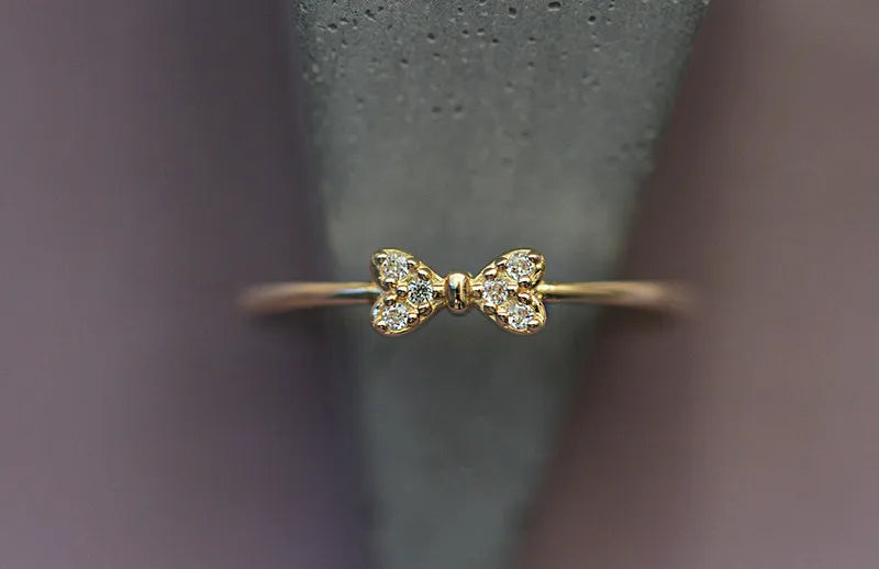 Anel Dourado Laço Zircônia – Nœud Brillant Simplicité