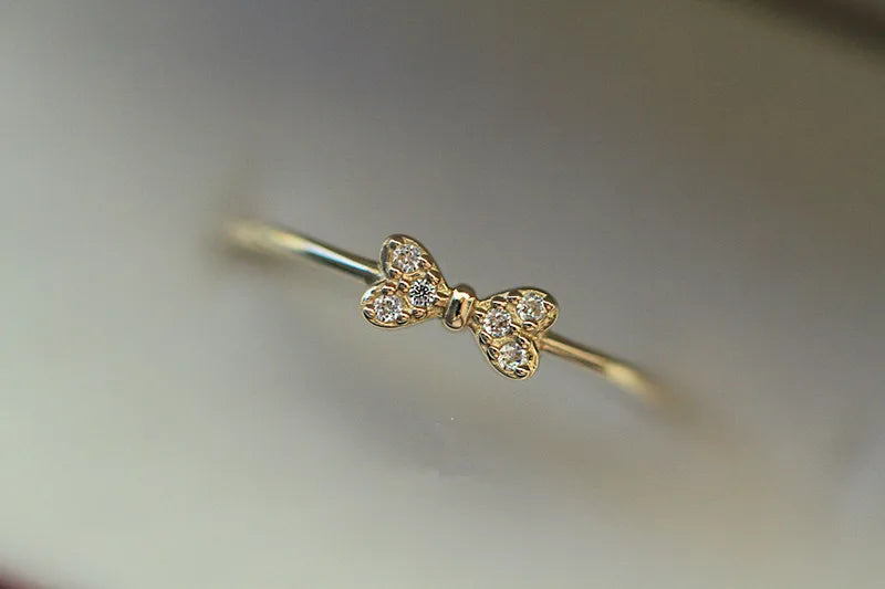 Anel Dourado Laço Zircônia – Nœud Brillant Simplicité