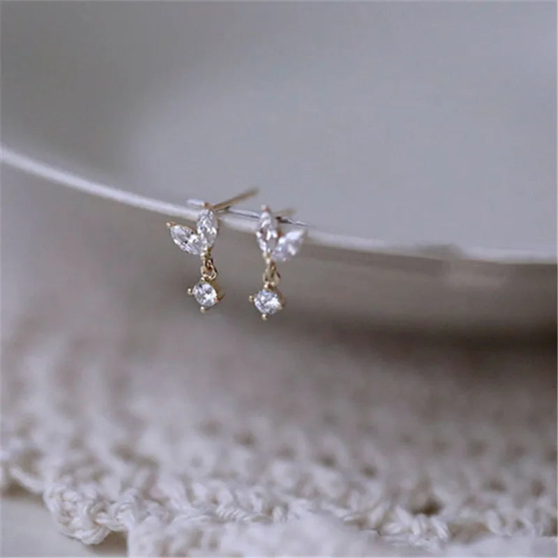 Brincos dourados botão de cristal em prata 925 banhada a ouro 14K - Loja Simplicité
