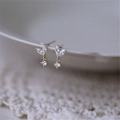 Brincos dourados botão de cristal em prata 925 banhada a ouro 14K - Loja Simplicité