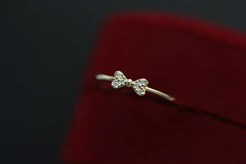 Anel Dourado Laço Zircônia – Nœud Brillant Simplicité