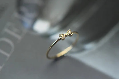 Anel Dourado Laço Zircônia – Nœud Brillant Simplicité