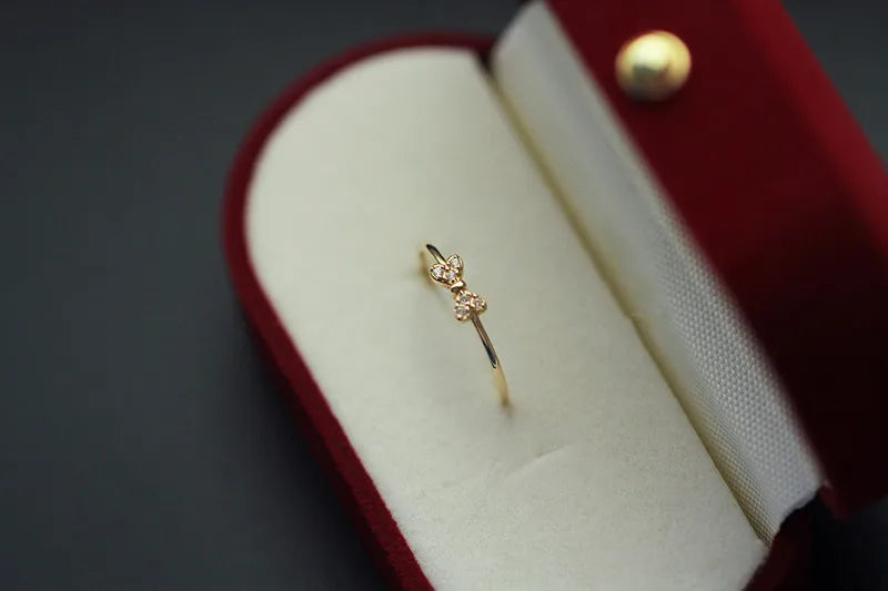 Anel Dourado Laço Zircônia – Nœud Brillant Simplicité