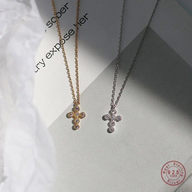Colar Pingente Cruz Cristal Pavê Prata 925 – Croix Lumineuse Simplicité