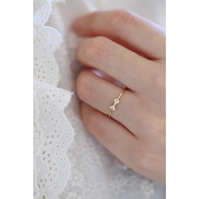Anel Dourado Laço Zircônia – Nœud Brillant Simplicité