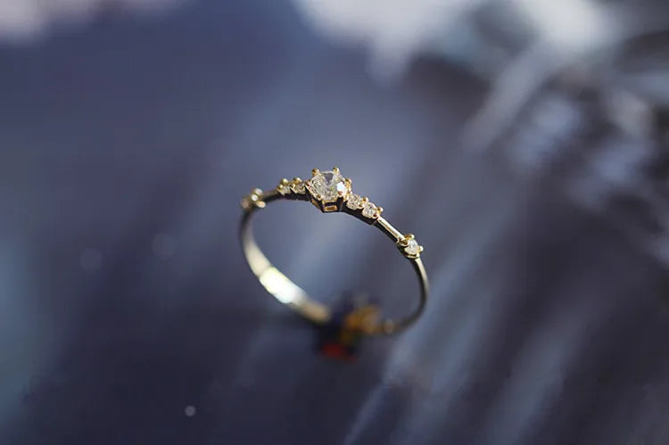 Anel dourado delicado com pavé de zircônias, Loja Simplicité