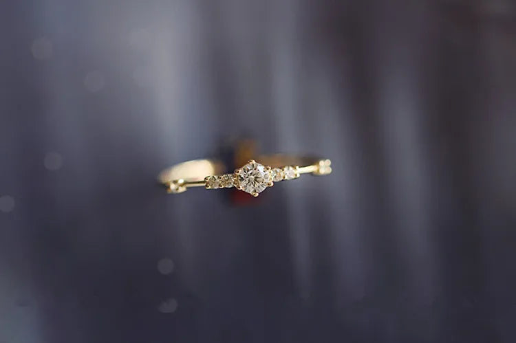 Anel dourado pavé cristal em produção elegante, Loja Simplicité