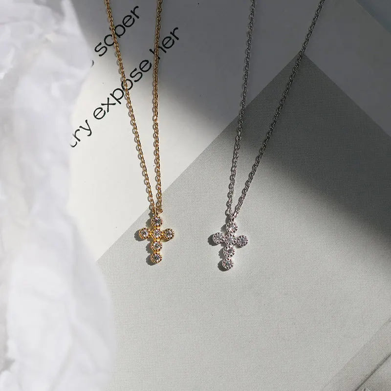 Colar Pingente Cruz Cristal Pavê Prata 925 – Croix Lumineuse Simplicité
