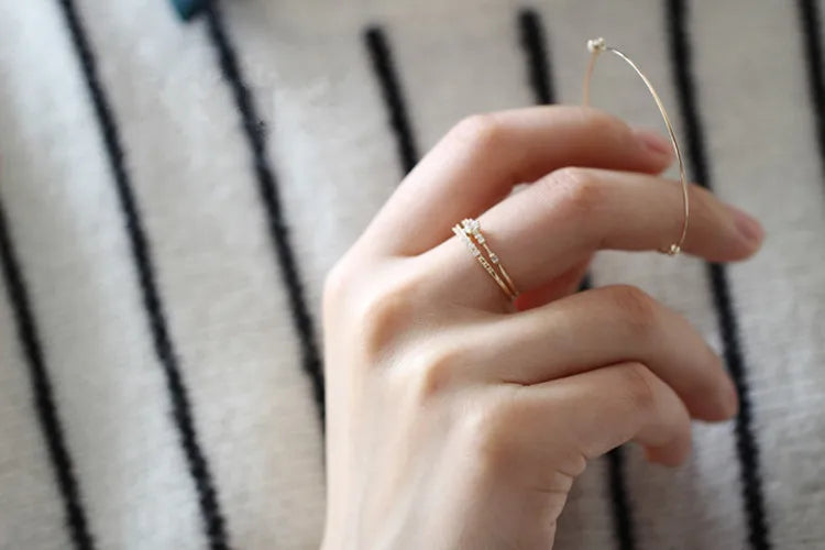 Anel dourado fino com pavé de cristal na mão, Loja Simplicité