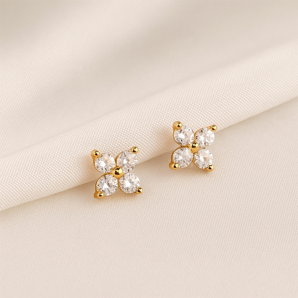 Flor de Lumière – Brinco Mini Zircônia em Formato Floral Dourado