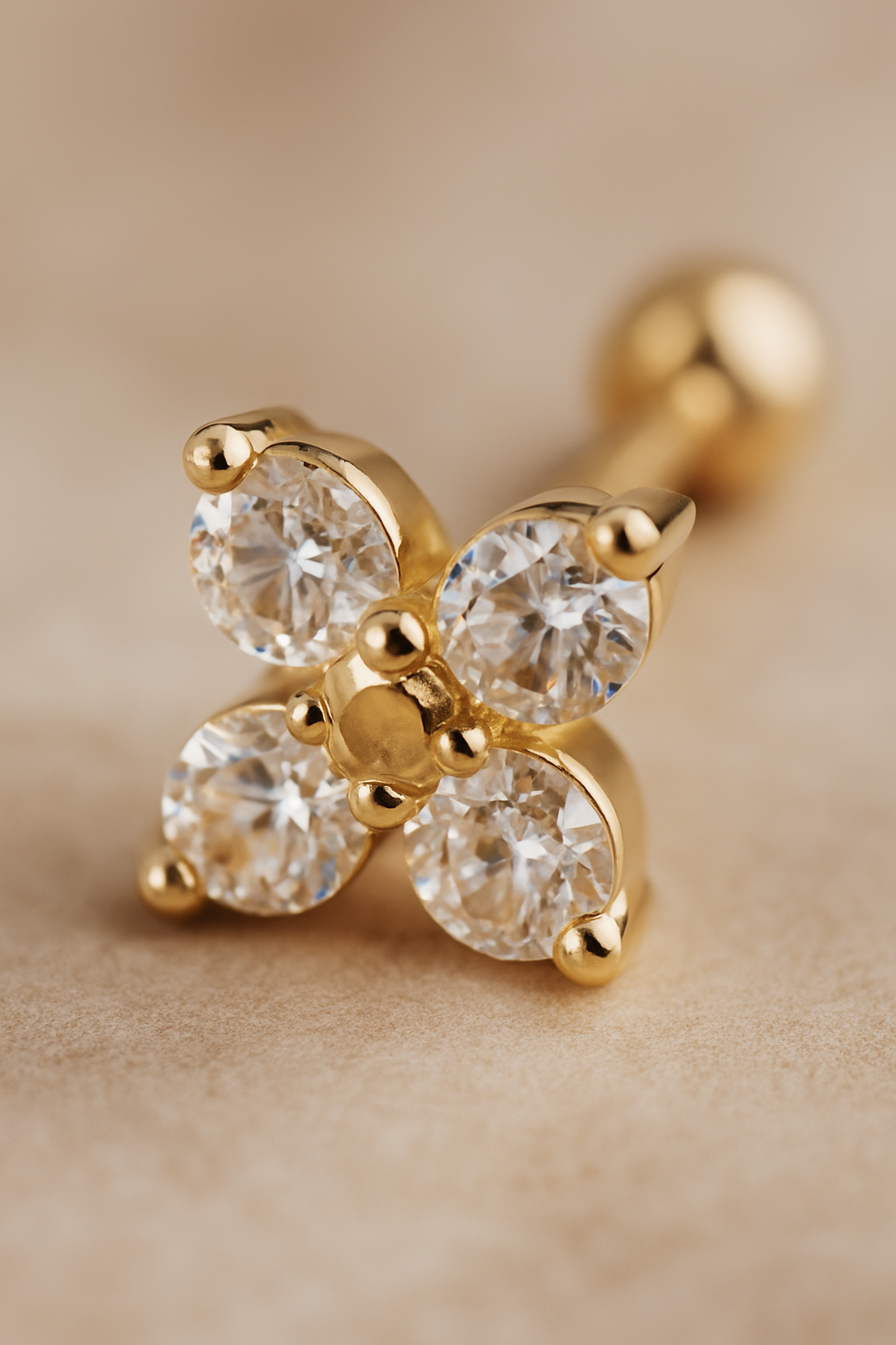 Flor de Lumière – Brinco Mini Zircônia em Formato Floral Dourado